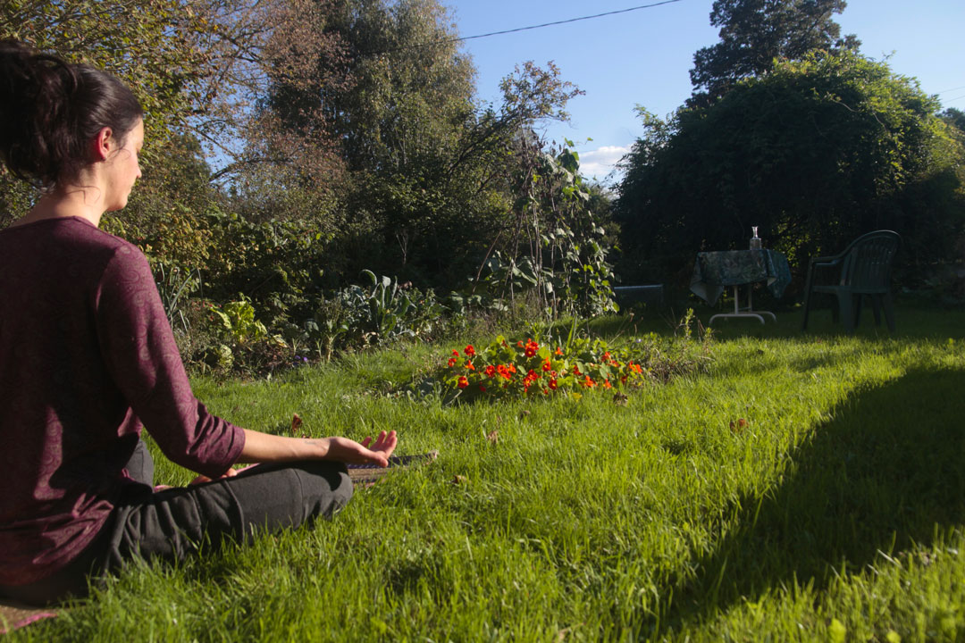 Marie dans le jardin d'Olgaia vosges pour la page Contact